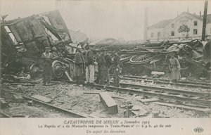 Accident de train à Melun en France, 4 novembre 1913. Vue des décombres - French Photographer