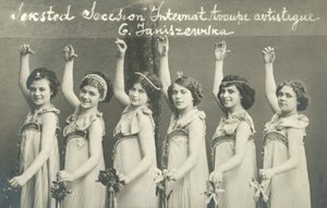Troupe de jeunes danseuses, souriantes - French Photographer