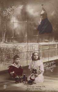 Deux enfants jouant avec leurs jouets en pensant à leur père soldat - French Photographer