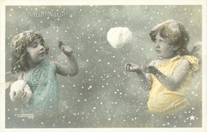 Deux anges filles se lançant des boules de neige