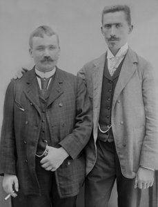 Deux jeunes hommes, région de Bourmont en Haute-Marne, vers 1880.