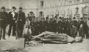 Colonne Vendôme, après son renversement le 16 mai 1871 - French Photographer