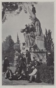 Visiteurs à la statue de Rome Victorieuse - French Photographer