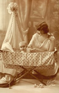 Femme avec un bébé dans un berceau - French Photographer