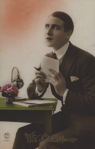 Jeune homme écrivant une lettre