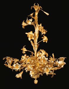 Un lustre français en bronze et laiton à huit lumières, seconde moitié du 19ème siècle - French School