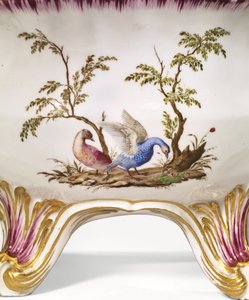 Une soupière circulaire à deux anses de Vincennes, couvercle et support, c.1750 - French School