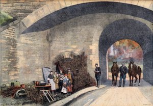 Une famille sans-abri campée sous un pont à Paris