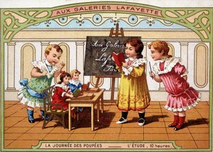 Carte publicitaire pour les Galeries Lafayette : petites filles jouant à la maîtresse, avec leurs poupées.