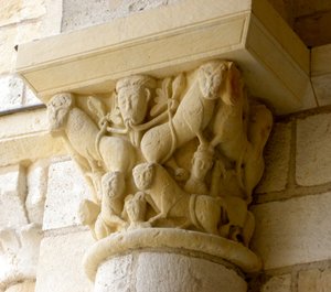 Chapiteau représentant des lions et des visages