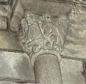 Chapiteau représentant des chevaliers locaux combattant les Maures - French School