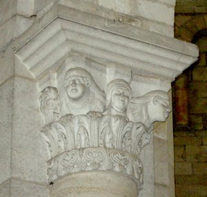Chapiteau représentant trois femmes - French School