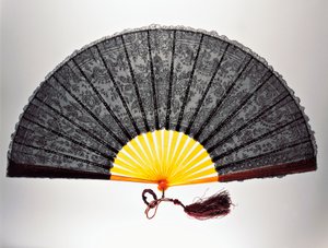 Éventail en dentelle de Chantilly, dentelle mécanique et côtes en écaille de tortue blonde - French School