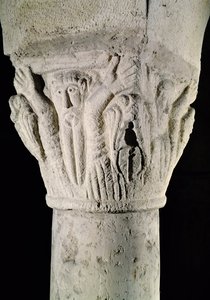 Chapiteau de colonne avec un homme aux bras levés - French School