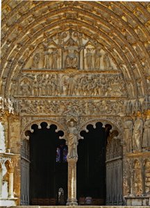 Porte centrale sur la façade ouest - French School