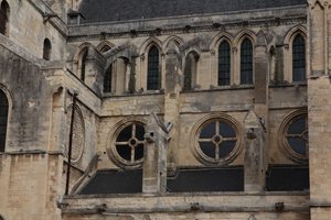 Les fenêtres roses oculi sur le côté sud - French School
