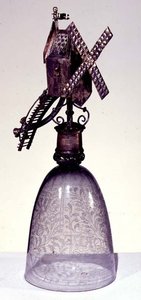 Verre à boire avec pied en métal en forme de moulin à vent, gravé à la pointe de diamant - French School
