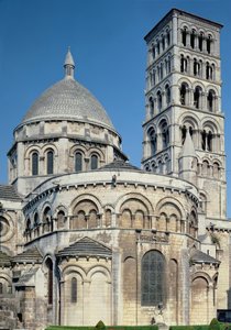 Vue extérieure du chevet avec les chapelles absidiales et le clocher, construit vers 1125-1135 - French School