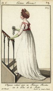 Femme à la mode dans un jardin de plaisance