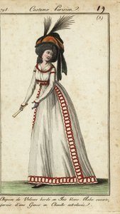 Femme à la mode avec éventail, coiffure énorme et chapeau