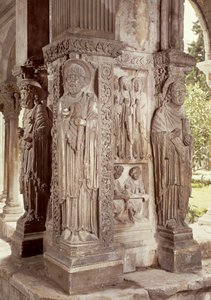 Figures de SS. Pierre, Trophime et Jean sur un pilier du cloître - French School