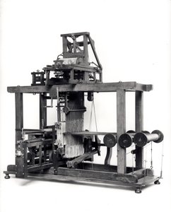 Premier métier entièrement automatisé inventé par Jacques de Vaucanson (1709-82) vers 1745 - French School