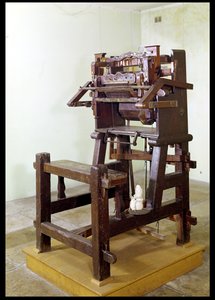Premier métier à tisser des bas, 1750 (bois et métal)