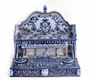 Calligraphie française : Écriture en porcelaine de Gien, longueur totale de 40 centimètres, pièce très représentative du XVIIIe siècle. Paris, musée du stylo. - French School