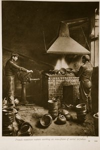 Fabricants de munitions français travaillant sur les pièces de nez des torpilles aériennes, 1914-19