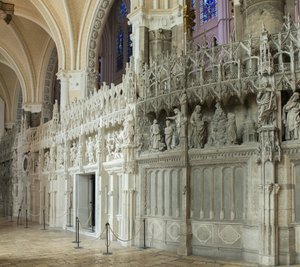 Vue intérieure de la cathédrale de Chartres avec un détail du chœur - French School