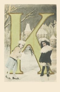 Deux filles, glissant et patinant sur glace en hiver - French School
