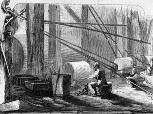 Fabrication de canons de fusil : polissage des cylindres de fer avec des roues en pierre. Gravure dans « Le Monde Illustré » n°35 du 12 décembre 1857.
