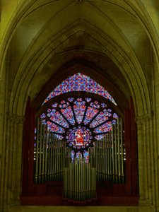 Verre moderne dans une maçonnerie du XIIIe siècle