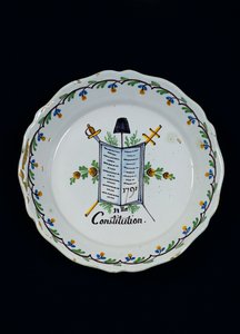 Assiette ornée du Livre de la Constitution, associée aux Trois Ordres, 1791