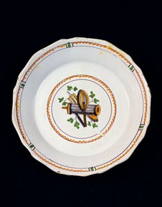 Assiette décorée avec des attributs maçonniques