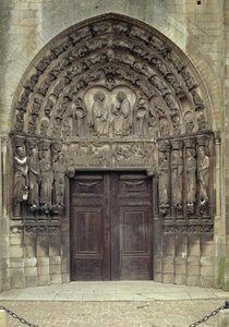 Portail et sculptures environnantes avec des figures et scènes bibliques, y compris l
