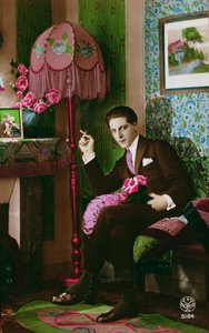Carte postale représentant un jeune homme élégant, vers 1930