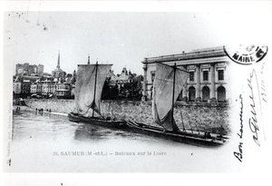 Carte postale représentant des barges sur la Loire à Saumur, France, avant 1914 (photo n/b) - French School