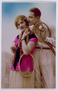 Carte postale représentant des amoureux sur un court de tennis, vers 1930 - French School