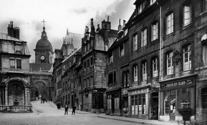 Carte postale représentant la fontaine Saint-Quentin et la maison natale de Victor Hugo, c.1910