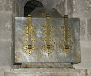 Reliquaire contenant les reliques de Saint Benoît, placé dans la crypte en 1108 - French School