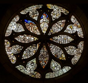 Rosace offerte par Jehan Carera de la Hasse ; elle présente les sept Douleurs de la Vierge et des scènes du Nouveau Testament