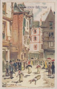 Course en sac dans une rue
