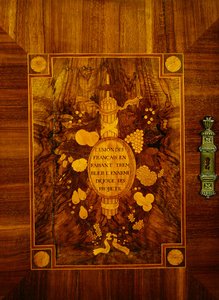 Buffet avec design en marqueterie des emblèmes et devises de la Révolution française