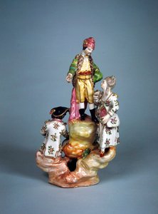 Statuette de quatre personnes groupées sur une rocaille (faïence)