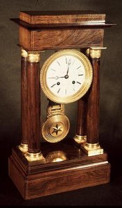 Pendule de table, piliers et entablement en bois poli, français, période du Premier Empire, début XIXe siècle