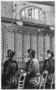 Bureau de téléphone (central téléphonique) de la rue Gutenberg à Paris en 1895. Section de table multiple de 240 abonnés desservis par 3 téléphonistes. - French School