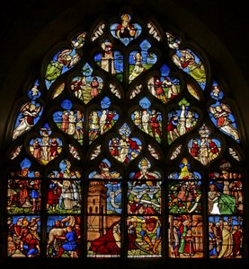 Le martyre de Sainte Barbara avec des scènes de sa vie au-dessus dans les lumières de la tracery