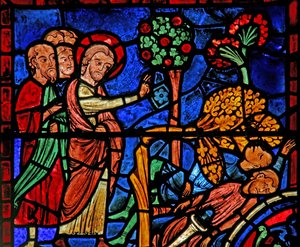 Le vitrail de Saint Martin : le saint fait tomber un arbre sur le païen
