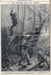 Les scaphandriers travaillant au renflouement de la torpille 83 qui avait coulé dans la baie de Douarnenez en Finistère en Bretagne, dans "Le Petit Parisien"